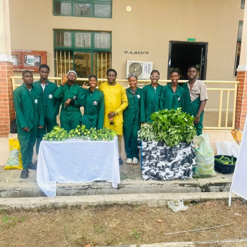 Leading FPY students to an Exhibition